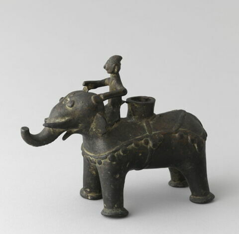 Pied de brûle-parfum ornithomorphe ou porte-bougie : éléphant et son cornac, image 7/8