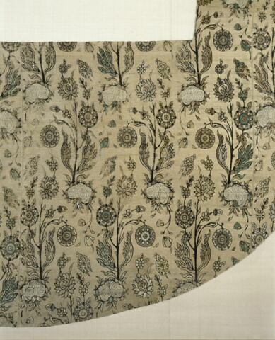 Tissu aux buissons fleuris coupé en forme de chape, image 2/2