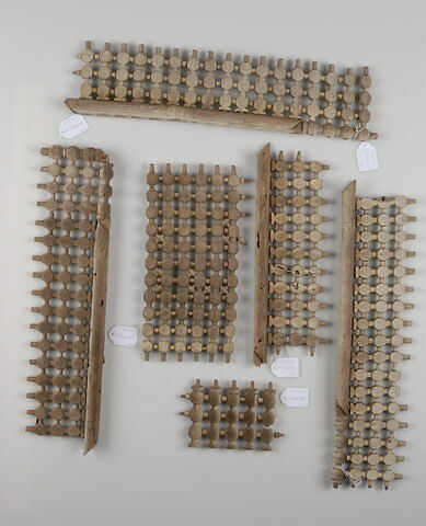 Grand moucharabieh encadré (fragmentaire) à décor d'étoile et de polygone et lot de 11 fragments lui appartenant, image 3/4
