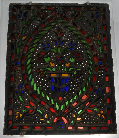 Vitrail au petit bouquet jaillissant d'une coupe dans une mandorle, image 2/3