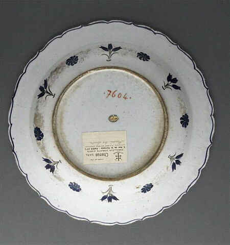 Plat au bouquet symétrique à feuilles hanceri, image 3/4