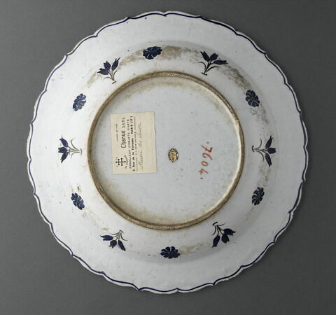 Plat au bouquet symétrique à feuilles hanceri, image 2/4