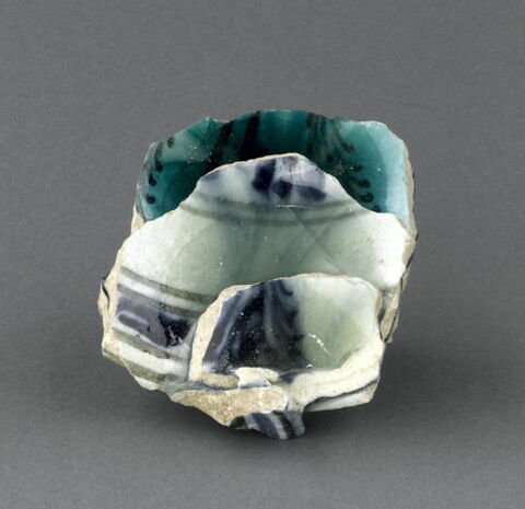 Raté de cuisson (fonds et bords de coupes dont les glaçures ont adhéré), image 4/4
