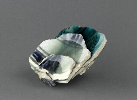 Raté de cuisson (fonds et bords de coupes dont les glaçures ont adhéré), image 3/4