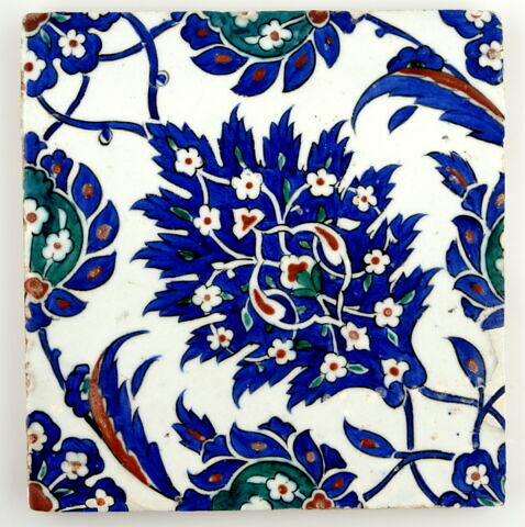 Carreau à la palmette feuillue décorée d'une arbesque fleurie