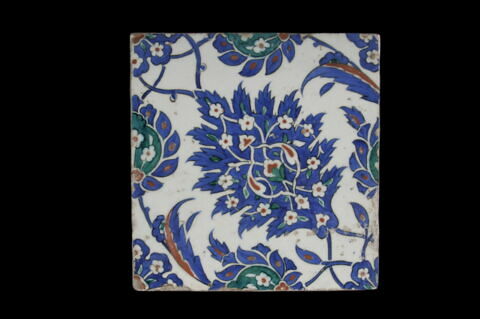 Carreau à la palmette feuillue décorée d'une arbesque fleurie, image 2/2