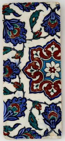 Carreau fragmentaire à motif central étoilé formé de fleurons, image 1/2