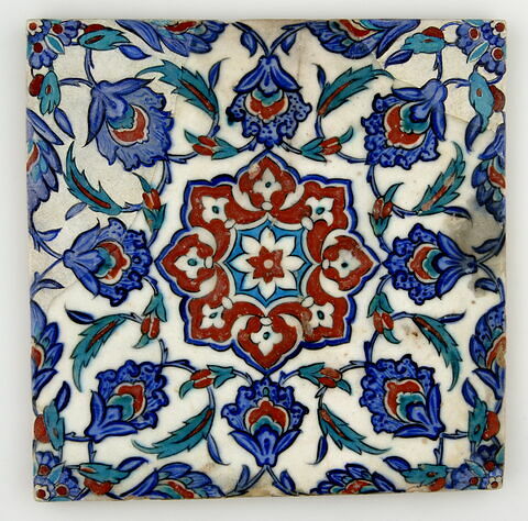 Carreau fragmentaire à motif central étoilé formé de fleurons, image 1/2