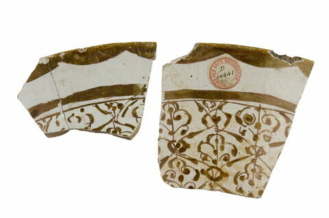 Fragments de bord de plat aux sphinx et cavalier, image 5/5