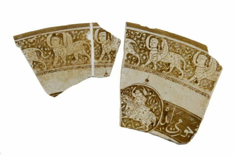 Fragments de bord de plat aux sphinx et cavalier, image 5/5