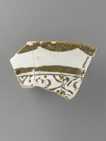 Fragments de bord de plat aux sphinx et cavalier, image 2/5