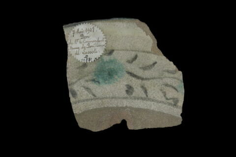 Fragment de plat aux taches vertes et aux rinceaux, image 3/4
