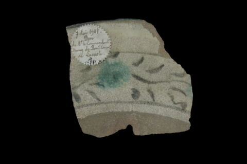 Fragment de plat aux taches vertes et aux rinceaux, image 2/4