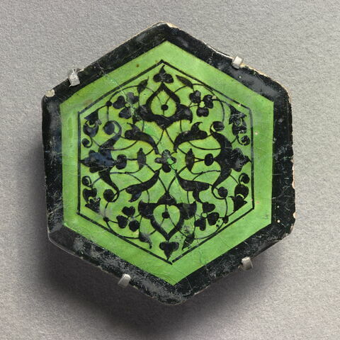 Carreau hexagonal à motif végétal stylisé