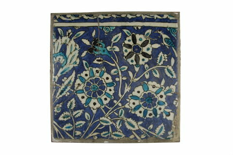 Carreau à l'oiseau dans un buisson fleuri sur fond bleu sombre, image 2/2