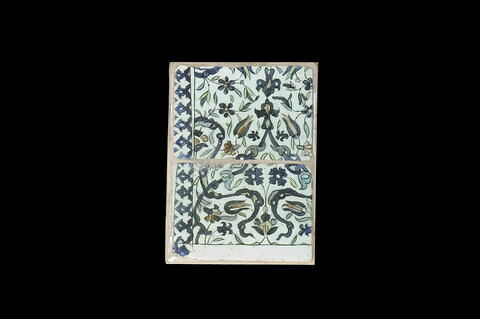Carreau aux rinceaux de nuages et de fleurons bifides sur fond de quatre fleurs, image 2/3