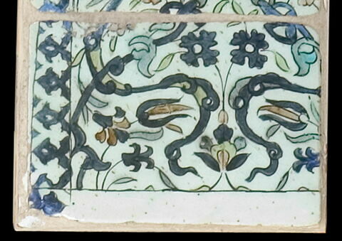 Carreau aux rinceaux de nuages et de fleurons bifides sur fond de quatre fleurs, image 2/2