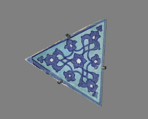 Carreau triangulaire aux rinceaux fleuronnés