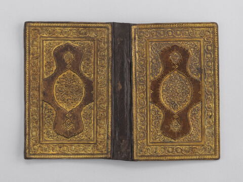 Reliure à décor de mandorle, fleurettes et tchis, image 5/12