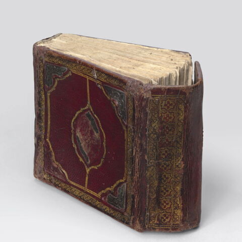 Reliure à rabat et manuscrit enluminé, image 13/17