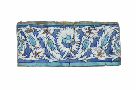 Carreau de bordure à décor de palmettes feuillues et de feuilles dentelées décorées de tulipes sur fond bleu, image 2/2