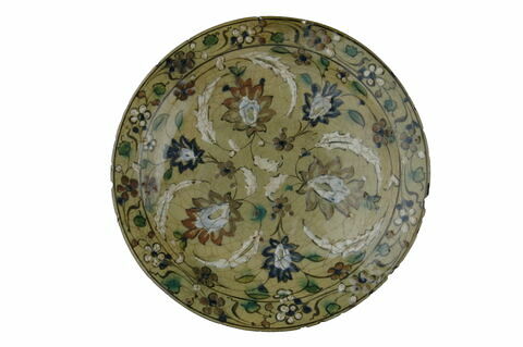Plat à décor de fleurs de lotus et de feuilles hanceri, image 2/4