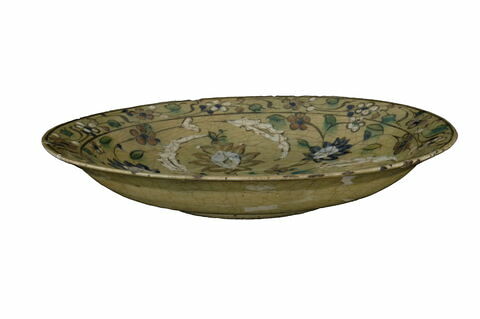 Plat à décor de fleurs de lotus et de feuilles hanceri, image 3/4