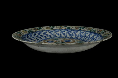 Plat au décor bleu et blanc et polychrome, image 3/4