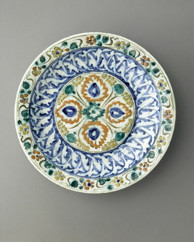 Plat au décor bleu et blanc et polychrome