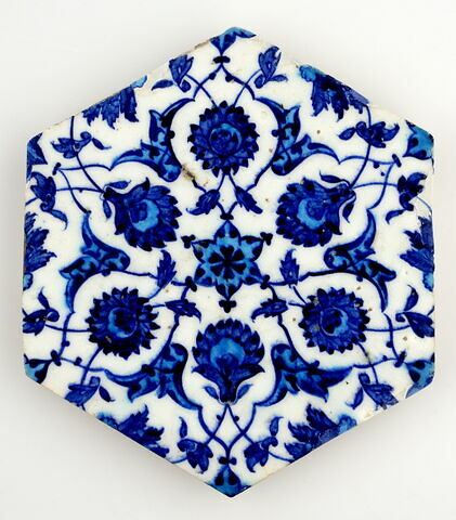 Carreau hexagonal à réseaux étoilés ponctués de rumi et de fleurs épanouies, image 2/2