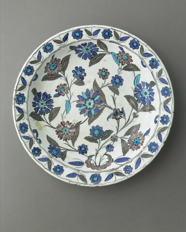 Plat à décor floral pastel