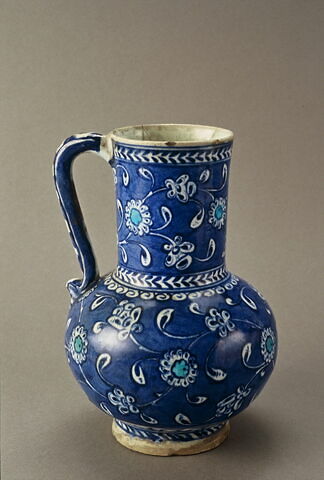 Pichet à rinceaux fleuris sur fond bleu, image 2/6