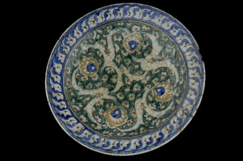 Plat ponctué de fleurettes, à décor cruciforme, image 4/6