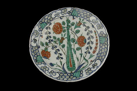 Plat au cyprès au centre d'un bouquet d'oeillets, de roses et de jacinthes, image 7/9