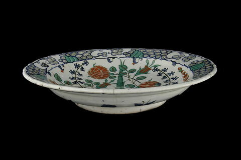 Plat au cyprès au centre d'un bouquet d'oeillets, de roses et de jacinthes, image 8/9