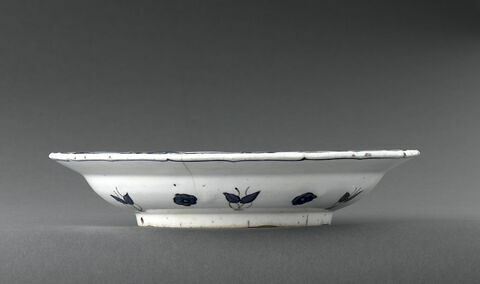 Plat au cyprès au centre d'un bouquet d'oeillets, de roses et de jacinthes, image 4/9