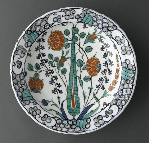 Plat au cyprès au centre d'un bouquet d'oeillets, de roses et de jacinthes, image 5/9