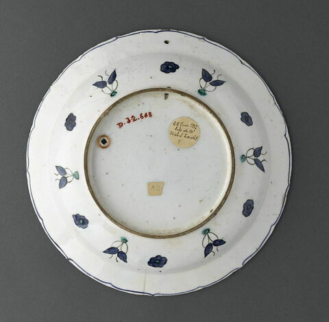 Plat au cyprès au centre d'un bouquet d'oeillets, de roses et de jacinthes, image 6/9