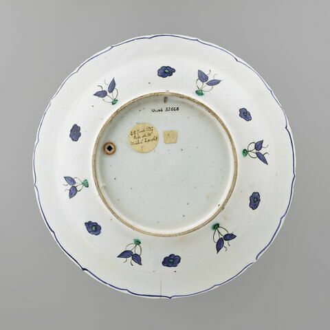 Plat au cyprès au centre d'un bouquet d'oeillets, de roses et de jacinthes, image 2/9
