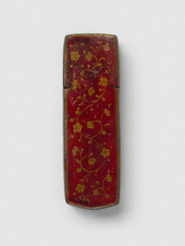 Etui à décor floral en relief, image 2/13