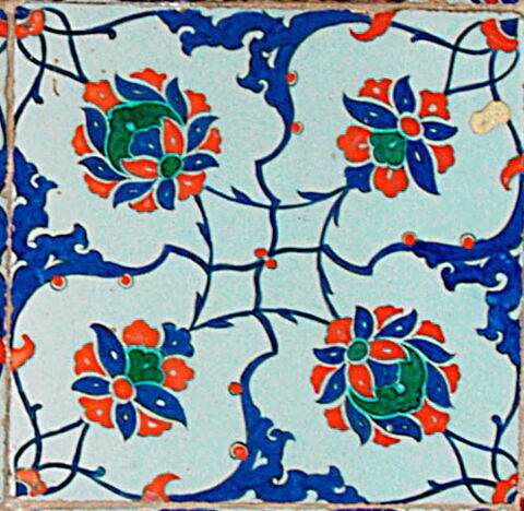 Carreau à décor de fleurons et de fleurs épanouies, image 2/2