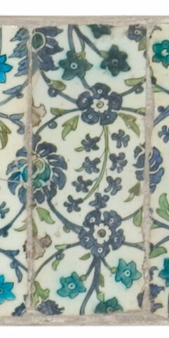 Carreau à rinceaux de fleurs épanouies saz, de fleurette et de 