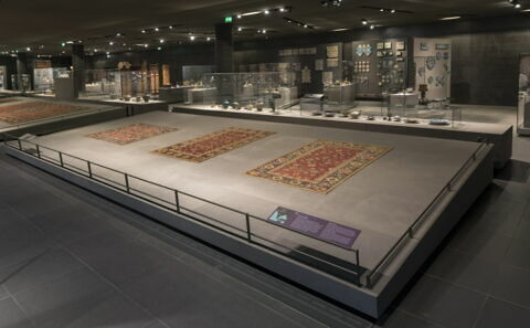 Tapis à rinceaux d'arabesques et fleurs de lotus dit 
