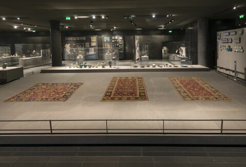Tapis à rinceaux d'arabesques et fleurs de lotus dit 