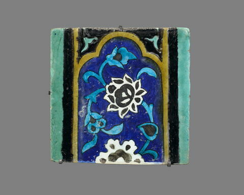 Carreau à décor de cartouche à motifs floraux