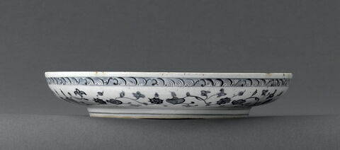 Plat à décor floral d'inspiration Ming, image 2/9