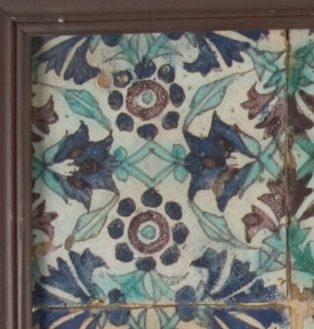 Carreau aux rosettes et oeillets formant un réseau cruciforme, image 3/3