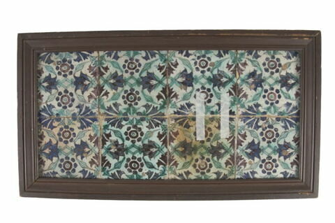 Carreau aux rosettes et oeillets formant un réseau cruciforme