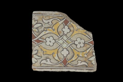 Fragment de revêtement à décor végétal stylisé