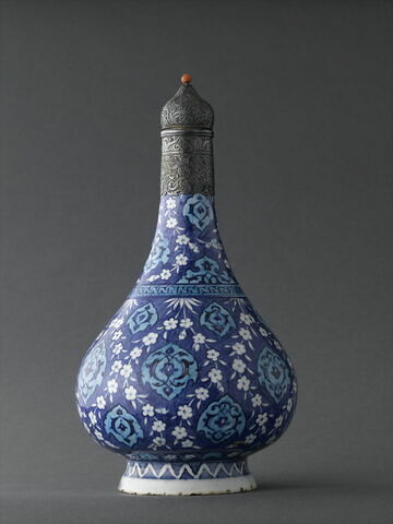 Bouteille à mandorles fleuries et médaillons, image 2/5